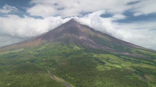 Gros plan Philippines volcan brume éruption aérienne. Herbe verte point de repère de Mayon montagne — Video