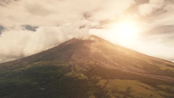 Primo piano aereo sole sul vulcano. Legazpi campagna nessuno paesaggio naturale. Attrazione Filippine — Video Stock