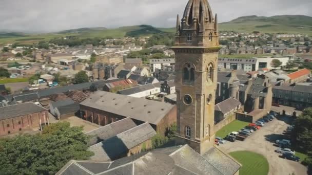 Closeup igreja histórica, relógio torre aérea. Capela antiga na cidade de Campbeltown, Escócia, Europa — Vídeo de Stock