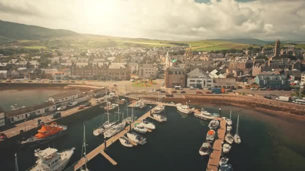 Marina Anteni 'ndeki Sun Harbor Town şehri manzarası. Şehir merkezinde, gün ışığı trafik yolunda. Yeşil tepeler — Stok video