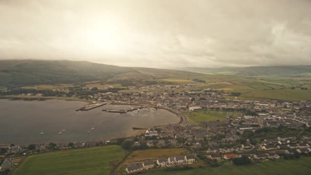 Paysage urbain ensoleillé de la ville portuaire à la baie de mer aérienne. Autoroute de circulation avec des voitures de conduite au bord de l'océan — Video