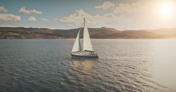 豪华游艇在太阳光空中比赛.在大海中乘着平静的海景划船.白帆船 — 图库视频影像