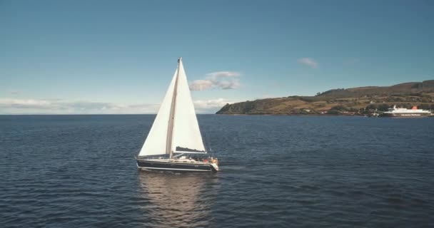 Yates en la terminal de carga en la antena del puerto oceánico. Regata en yate de lujo. Veleros crucero en el mar — Vídeo de stock