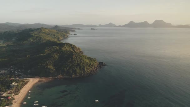 热带岛屿空中的天堂度假胜地。菲律宾山区的绿色森林。船舶和船只 — 图库视频影像
