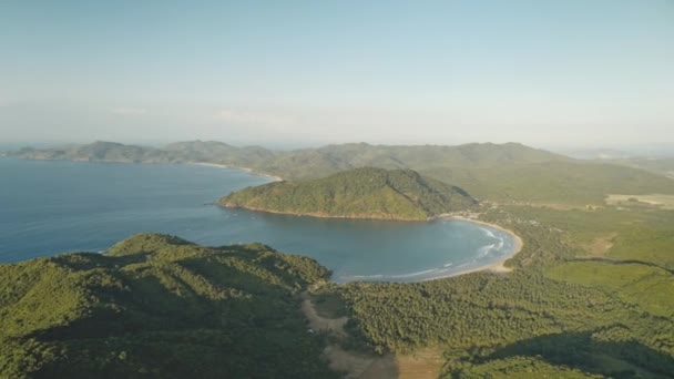 Grön tropisk ö landskap vid havet bay antenn panorama utsikt. Filippinerna typ av exotiska växter — Stockvideo