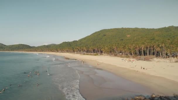 一家人在有沙滩的天堂岛上度假.人们在蓝水中休息的空中海湾 — 图库视频影像