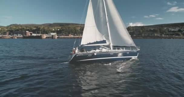 Riflessione yacht di lusso sulla baia aerea mare. Nessuno natura paesaggio marino con barca a vela in estate — Video Stock