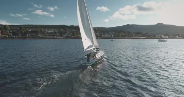 Перегони на повітряній яхті на сонці відбиваються від води океану. Гірський острів Арран, Шотландія, Європа — стокове відео