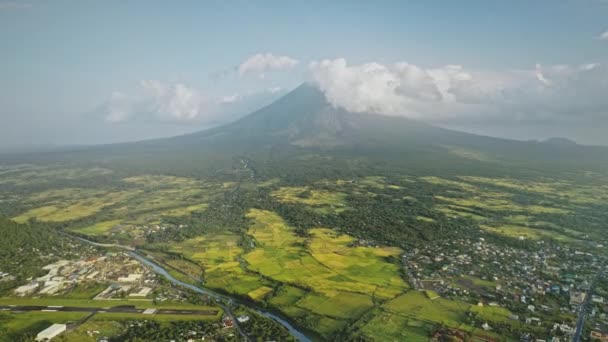 Mayon volcano erupts at Philippines countryside aerial. Tropic green forest plants and grasses — Stock Video