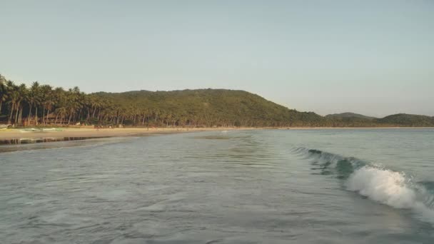 スローモーションの海湾波は空中に墜落します。緑豊かな熱帯林の海のある誰もいない自然景観 — ストック動画