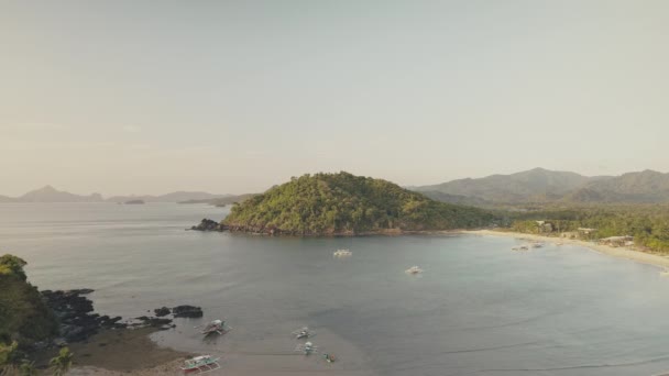 Montagnes vertes à la baie de mer avec des bateaux aériens. Station tropicale à la plage de sable. Palmiers de verdure — Video