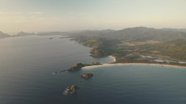 Тропический морской пейзаж на зеленом острове. No nature landscape of El Nido Isle, Philippines, Asia — стоковое видео