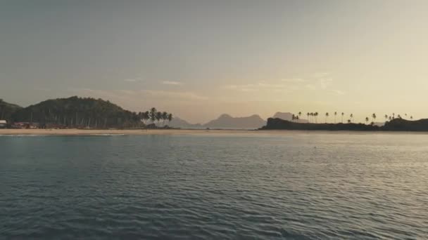 Palmiers à plage de sable mer aérienne. Nature tropicale paysage marin à la plage. Montagnes vertes sur les îles — Video