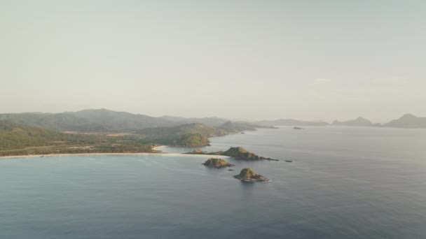 海の湾の空中で緑の山の島。熱帯の誰も自然の風景です。砂の海岸でのセレン海 — ストック動画
