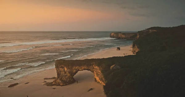 Ρομαντικός ήλιος ανατέλλει στο σκοτεινό βράχο της παραλίας άμμου Bawana, ακτογραμμή του θαλάσσιου κόλπου. Χαλαρώστε θαλασσογραφία ανατολή — Φωτογραφία Αρχείου