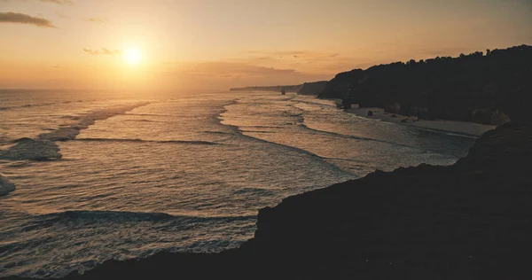 Relax sereno paesaggio marino tramonto silhouette della costa scogliera vista aerea oceano. Sole tramonta luce alla roccia scura — Foto Stock