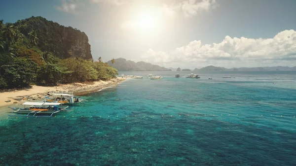 Vzdušná sluneční pláž na mořském molu s čluny, plavidla na vodě. Relax turistů na tropickém ostrově — Stock fotografie