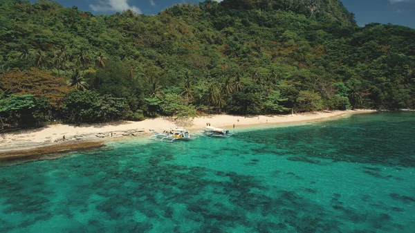 Ilhas da Montanha das Filipinas tropicais na baía de mar vista aérea. Floresta verde em cordilheiras no dia do sol — Fotografia de Stock
