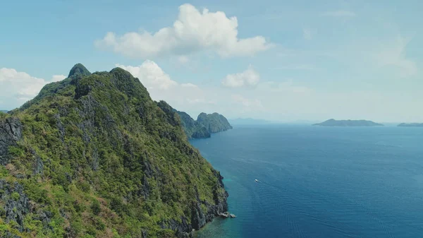 Berglandschap met groen tropisch oerwoud. Azië zeegezicht van de oceaanbaai — Stockfoto