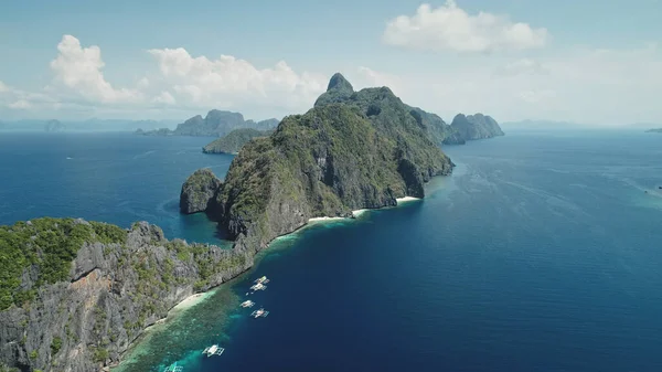 Increíble paisaje marino en las islas tropicales del archipiélago de Filipinas vista aérea. Paisaje de crucero de verano — Foto de Stock