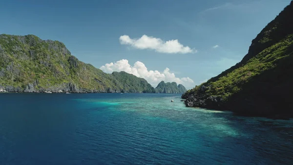 Green cliff shore of sea bay aerial view. Summer nobody seascape at rock ocean coast, Philippines — Stock Photo, Image