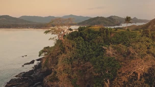 Isla rocosa de primer plano en la antena del paisaje marino del sol. Nadie paisaje natural tropical con acantilado de montaña — Vídeos de Stock