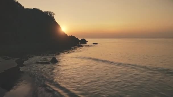 Timelapse της σιλουέτας ηλιοβασίλεμα στο βουνό εναέρια. Ήλιος που τροπικό θαλασσογραφία στην παραλία. Θαλάσσια κύματα — Αρχείο Βίντεο