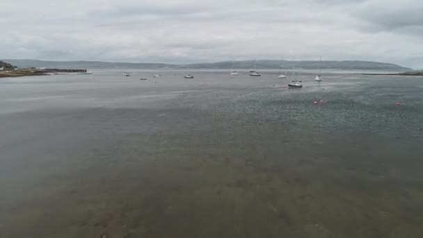 Yachts, bateaux, bateaux à Scotland ocean aerial. Seascape of sea bay at Arran Island, Royaume-Uni — Video