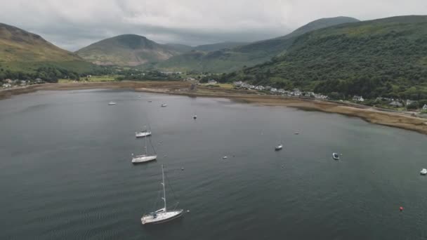 Yates, barcos, barcos en la bahía oceánica de Escocia aérea. Montañas épicas paisaje en día nublado de verano — Vídeos de Stock
