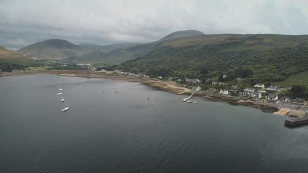 Yachts, bateaux à la montagne verte sur la baie océanique aérienne de la côte. Personne la nature avec un paysage marin serein — Video