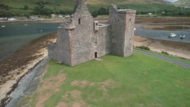Oude kasteel ruïnes op zee baai antenne. Historisch monument van de Britse cultuur. Schotland mijlpaal — Stockvideo