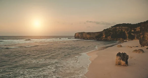 Spiaggia di sabbia con scogliera di oceano baia aerea. Alba sul lungomare. Mare del sole all'alba — Foto Stock