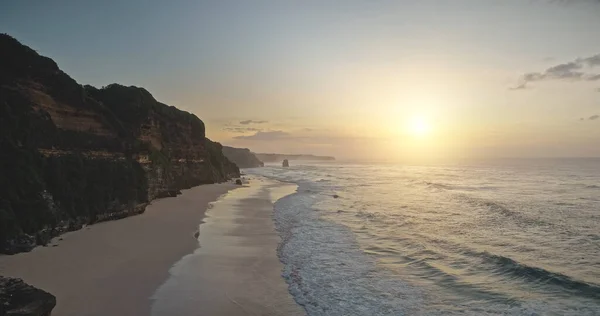 Słońce wschodzi na falach oceanicznych z rajskim tropikalnym krajobrazem morskim. Tropikalny nikt natura z wybrzeżem skalnym. — Zdjęcie stockowe