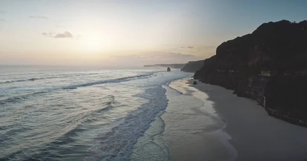 Схід сонця на скелі силует океанського узбережжя повітряний вид. Літні пейзажі природи на піщаному пляжі — стокове фото