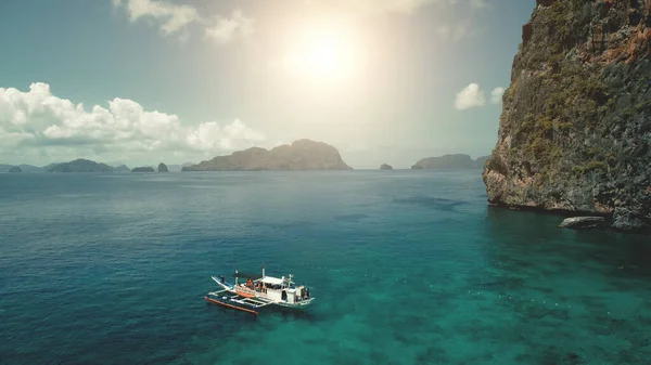 Nave passeggeri primo piano sulla costa del mare con costa verde scogliera al sole vacanza estiva — Foto Stock