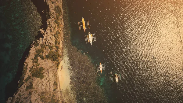 Západ slunce nad mořským přístavem s leteckým výhledem na osobní lodě. Tropický ostrov s skalním pobřežím — Stock fotografie