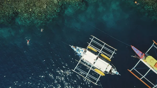 Πάνω κάτω εναέρια άποψη των σκαφών στην ακτή του ωκεανού γκρεμό, άμμο παραλία στην ακτή. Τροπικό ορεινό νησί — Φωτογραφία Αρχείου