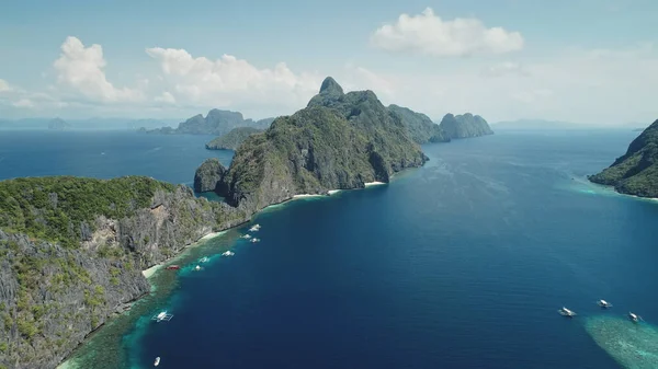 Islote de montaña con vista aérea al mar tropical. Vista panorámica de la selva verde en el monte al tiempo soleado — Foto de Stock