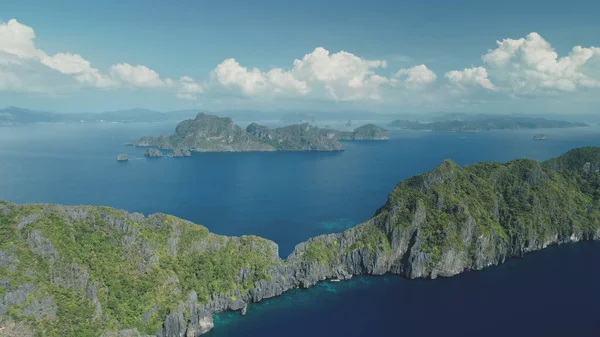 Isla tropical montañosa en la bahía oceánica vista aérea. Cordillera en Isla Trópica de El Nido — Foto de Stock