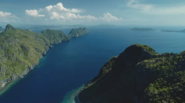 Vista aérea de la isla de vegetación de montaña en la bahía del océano en el día soleado de verano. Isla de las tierras altas del bosque verde — Foto de Stock