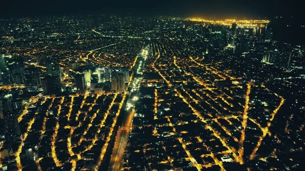 Paisaje urbano aéreo por la noche. Calles iluminadas del centro de Manila en ruta de ciudad de tráfico — Foto de Stock