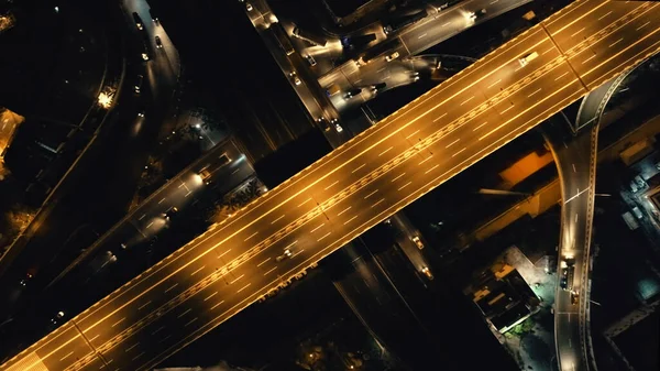 Die von Laternen beleuchtete Straße von oben nach unten beleuchtet in der Nacht Luftaufnahmen. Metropolenlandschaft — Stockfoto