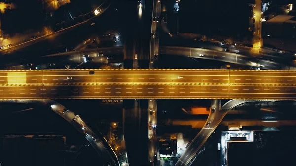Top down night traffic highway bridge at Philippine metropolis city Manila. Carros aéreos, movimentação do caminhão — Fotografia de Stock