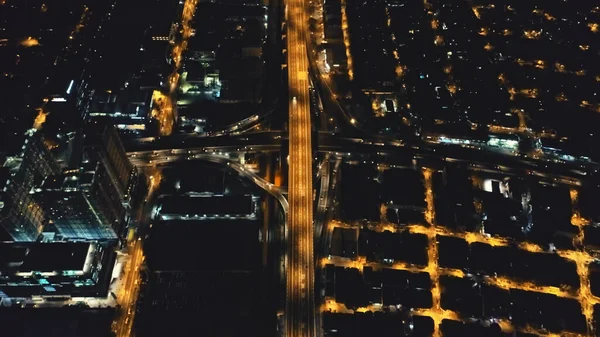 Noche aérea carretera de tráfico de la ciudad en el centro de negocios. Increíble escena urbana de la autopista del centro de metrópolis — Foto de Stock