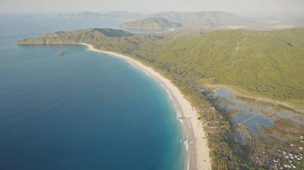 Soleado paisaje marino tropical de bahía de mar aérea. Playa de arena de árboles tropicales verdes en el campo Filipinas — Foto de Stock