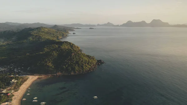 Paradise Resort en la isla tropical aérea. Bosques verdes en las montañas de Filipinas. Barcos y botes — Foto de Stock