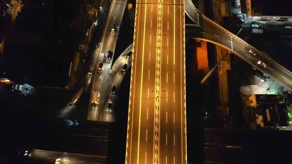 Nahaufnahme Verkehrsstraße mit Autos, Lastwagen fahren nachts von oben nach unten Luftaufnahme. Hauptstadt der Philippinen — Stockfoto