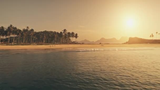 Timelapse of sunset sea cape at sand beach aerial. Vacances touristiques d'été à tropic paradise île — Video