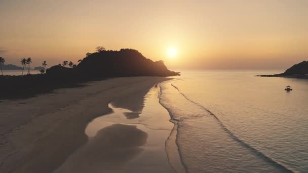 Silhouette solaire de montagne avec palmier. Île de falaise tropicale à la baie de la mer aérienne. Vagues du golfe océanique — Video