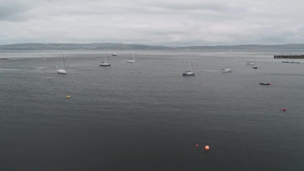 Yachts, bateaux à Ocean Bay Aerial. Personne paysage marin naturel. Transport maritime en haute mer. Île d'Arran — Video